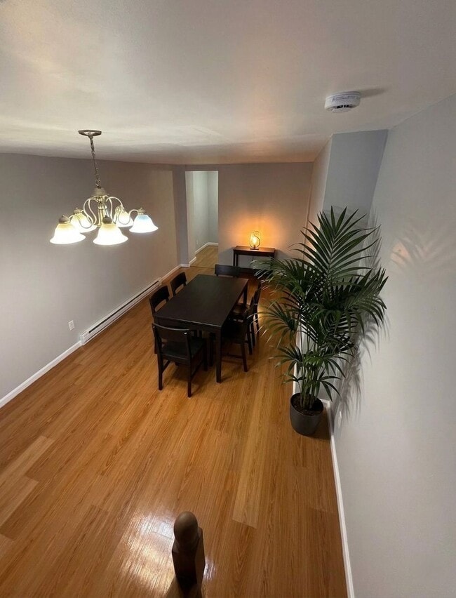 Building Photo - Three Bedroom One Bathroom Ready For ASAP Move In