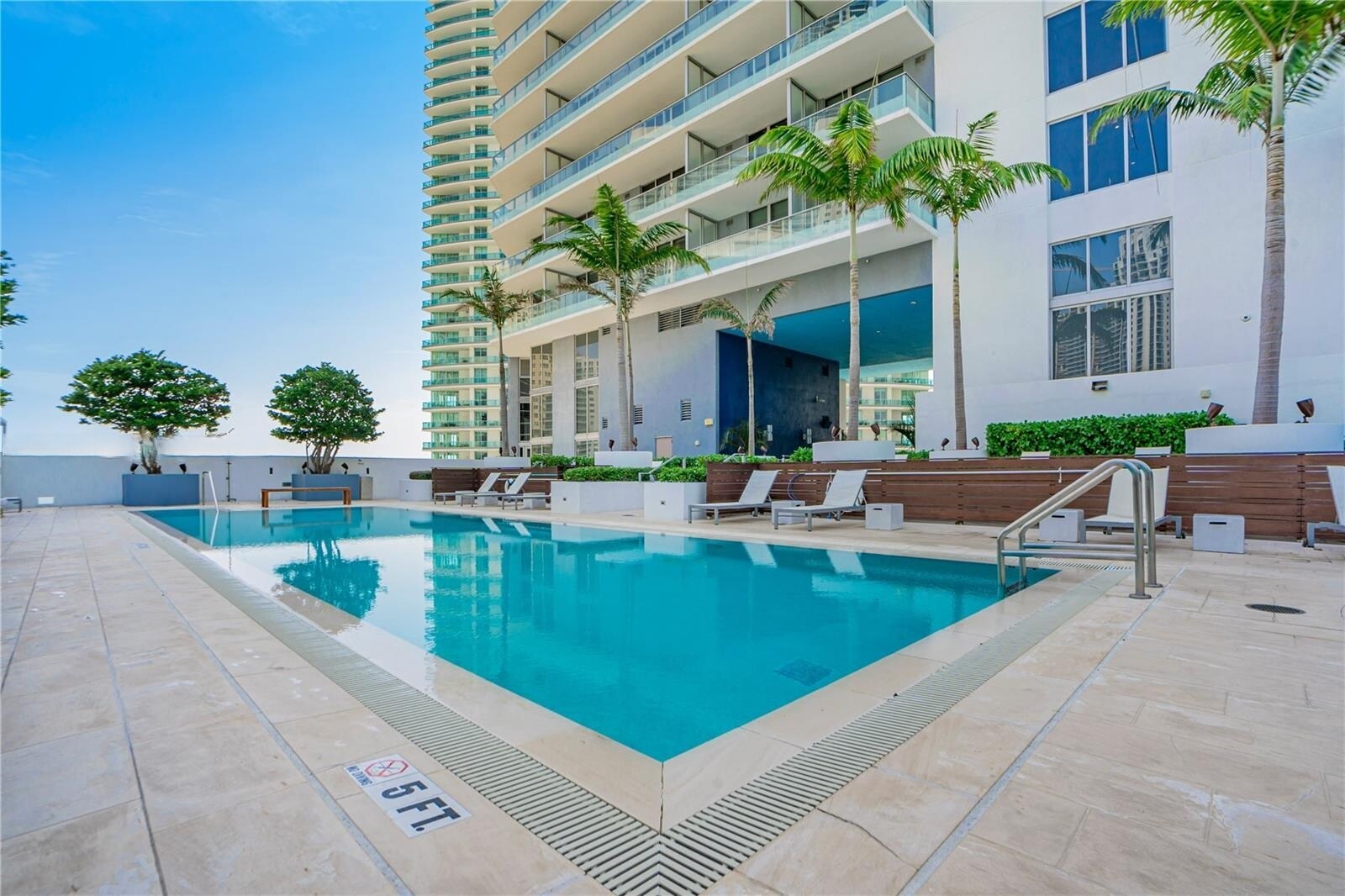 Building Photo - 1300 Brickell Bay Dr