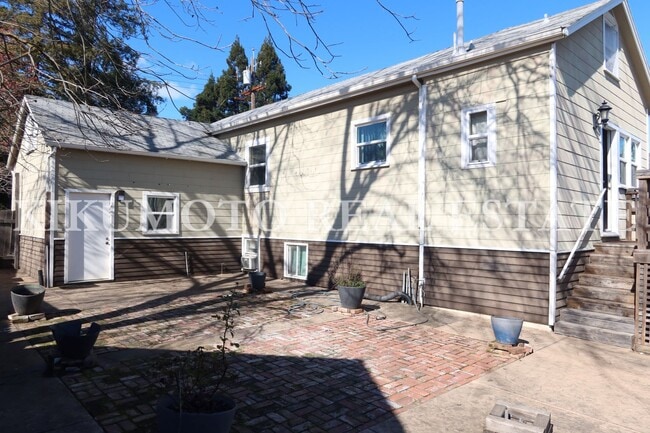 Building Photo - East Sacramento - 2 bedroom, 1 bath, 1 car garage