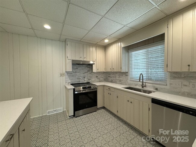 Building Photo - 201 Livingston Dr