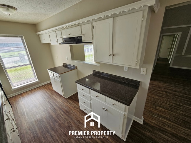 Building Photo - Move-In Ready 3BR Gem in Memphis - Cozy Fireplace, Tile Dining & Private Yard