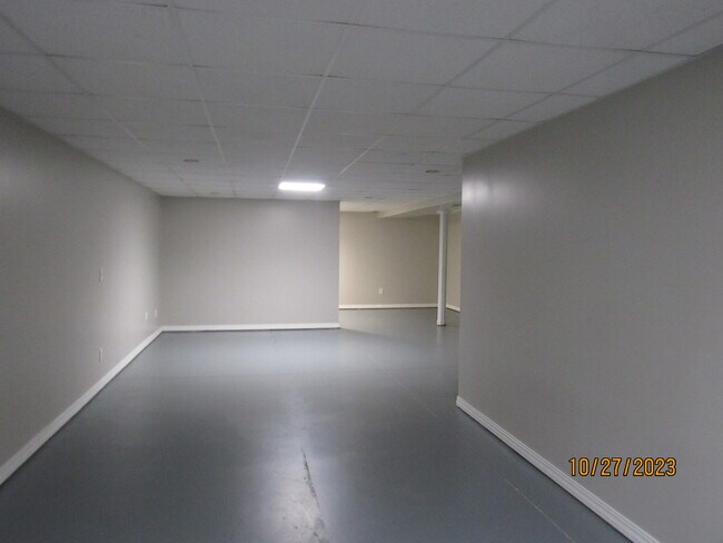 Building Photo - 2412 W Molly Ln