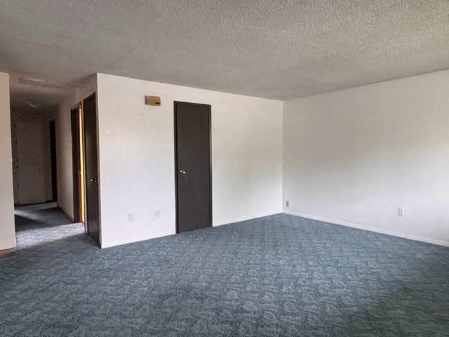 Building Photo - Large 3 br 1 ba charming home
