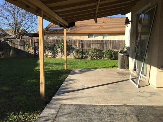 Building Photo - Charming home in established neighborhood with 4 bedrooms and 3 baths.