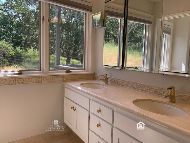 Building Photo - Stunning 3BD/2.5BA Home with Breathtaking ...