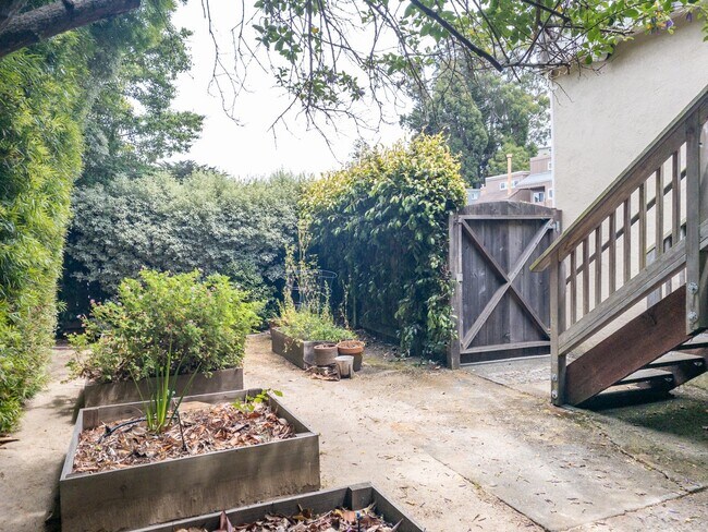Building Photo - 2BR/1BA Shared Garage + W/D + Deck PROGRES...