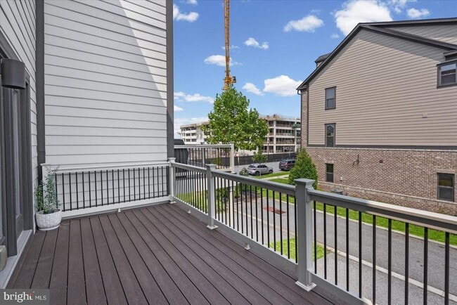 Building Photo - 6302 Greenleigh Ave