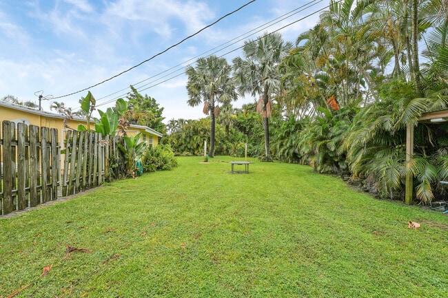 Building Photo - 744 W Ilex Dr