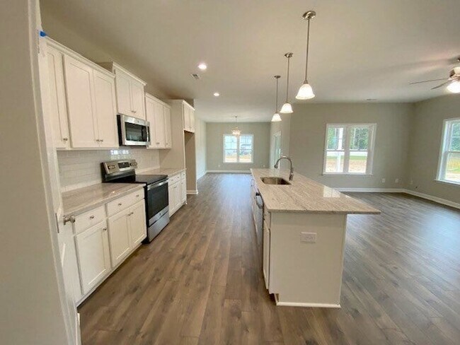 Building Photo - SPACIOUS 4 Bedroom | 2.5 Bathroom in Stone...
