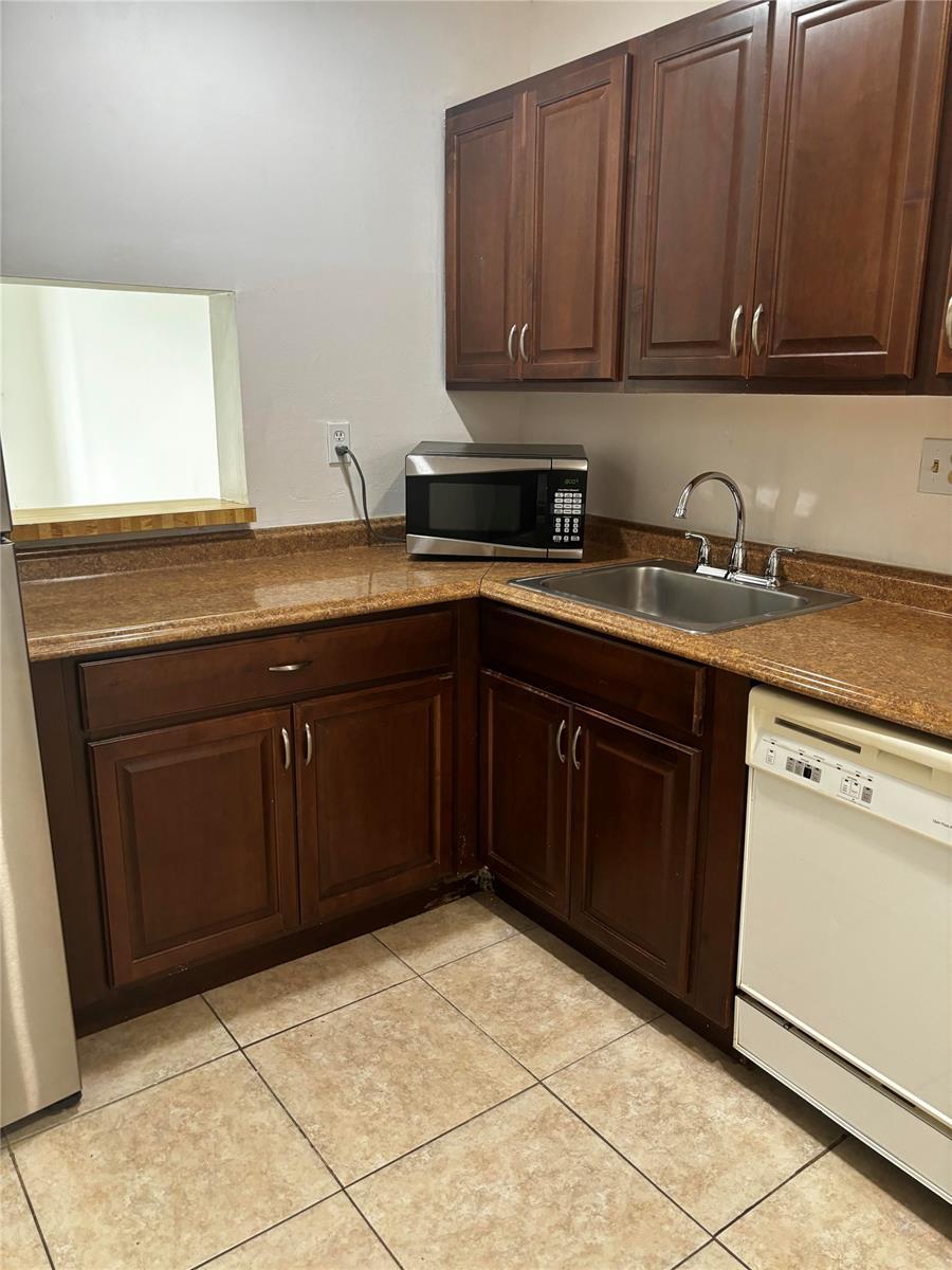 Building Photo - 7901 Colony Cir S