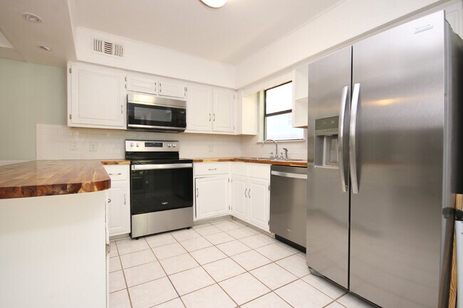 Building Photo - Waterfront Living Nearby – 2/2 Townhouse w...