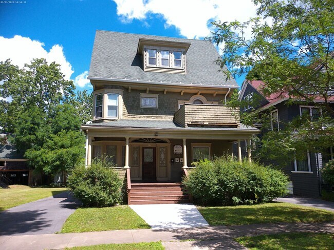 Building Photo - AVAILABLE 8/1/26 Unique Third Floor Apartment