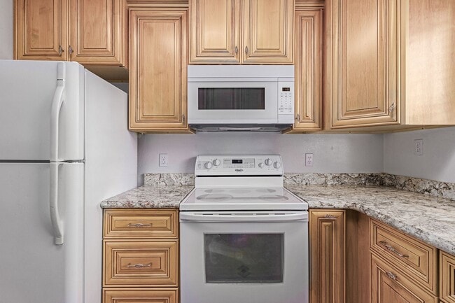 Building Photo - Beautiful 2 bedroom 2 bathroom first floor...