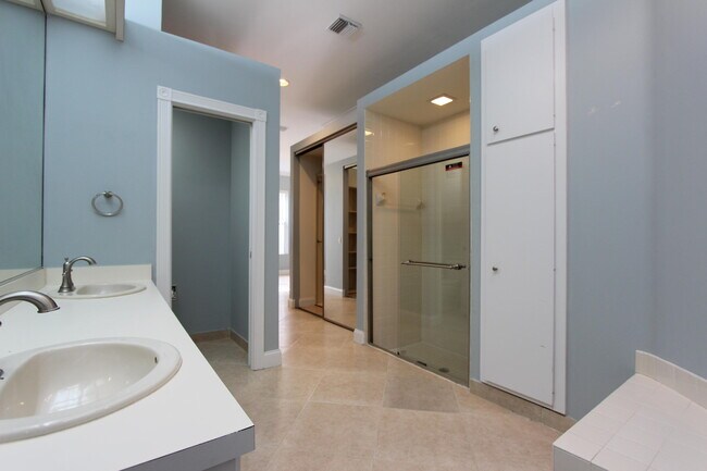 Building Photo - 240 Sussex Cir