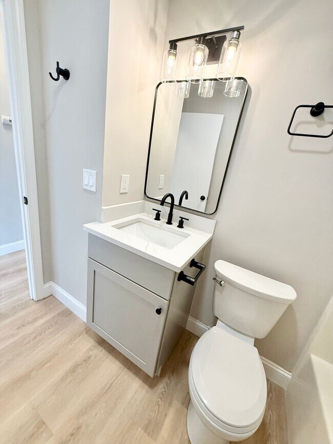 Building Photo - Fully Renovated 3-Bedroom Unit in Prime Ashmont Location w/ Parking