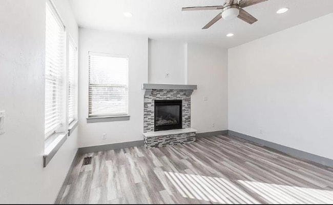 Building Photo - 3 bed 2.5 bath townhome in heart of Meridian