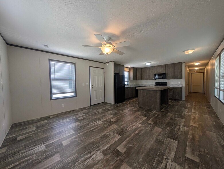 Building Photo - 38055 Leverette Ave