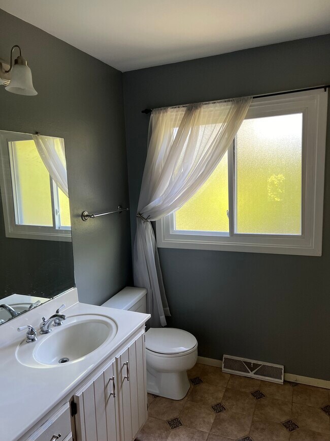 Full Bath 2nd floor - 2015 Kilps Dr