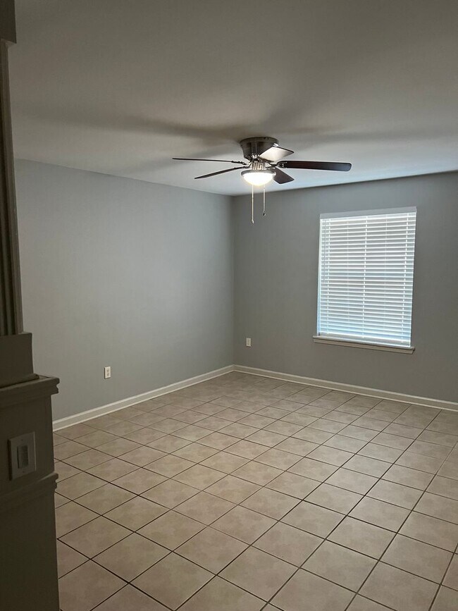 Building Photo - Its Like Living on Campus Just Steps Away From LSU