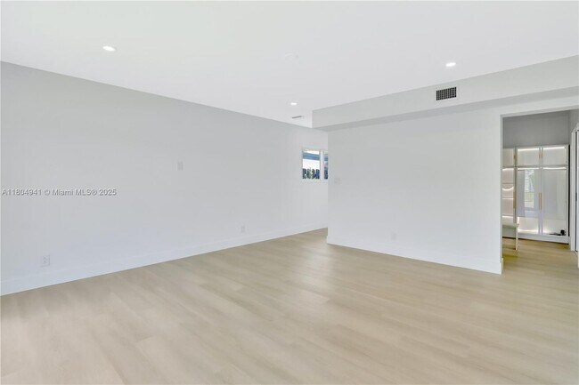 Building Photo - 1720 SW 23rd Ave