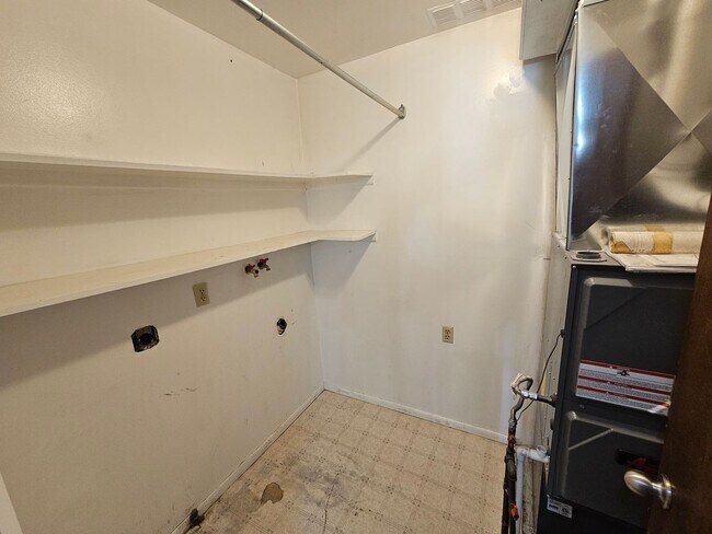 Building Photo - Great 3 Bed / 2 Bath Duplex in Millcreek