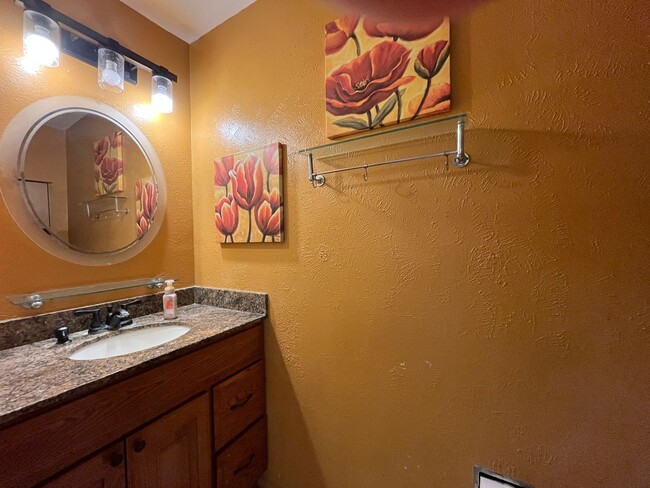 Building Photo - Southside Townhome!!