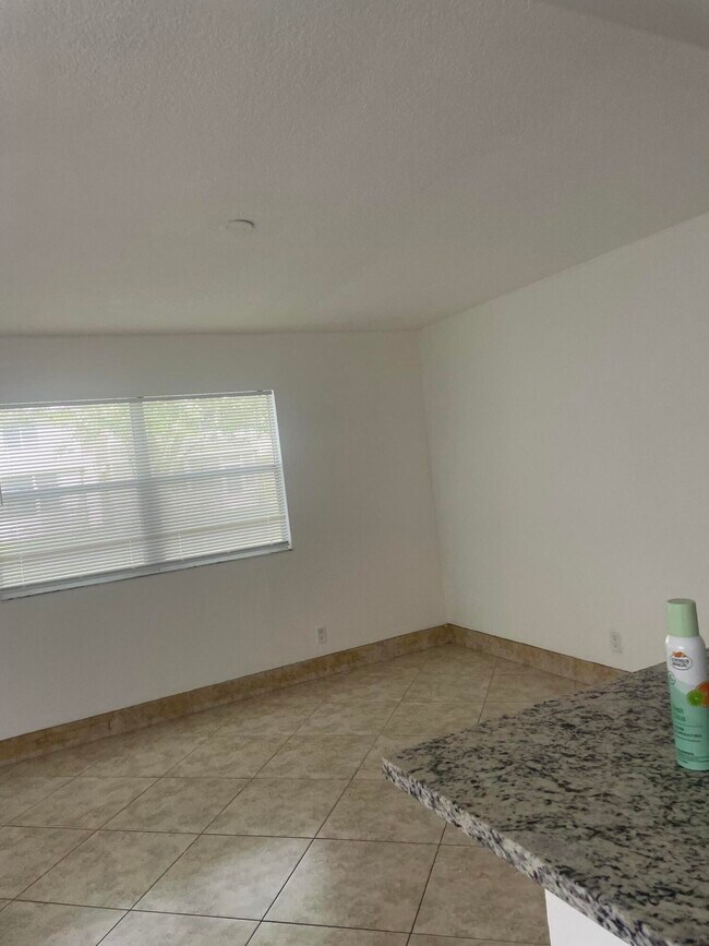 Building Photo - 486 Saxony Dr