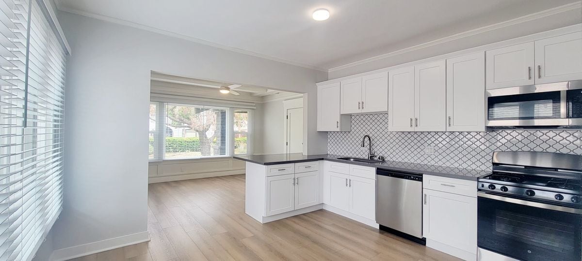 Building Photo - 1048 E 5th St