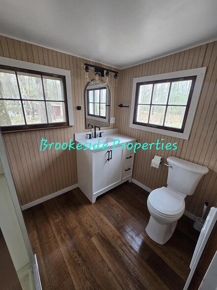 Bathroom - 1326 E Hess Lake Dr