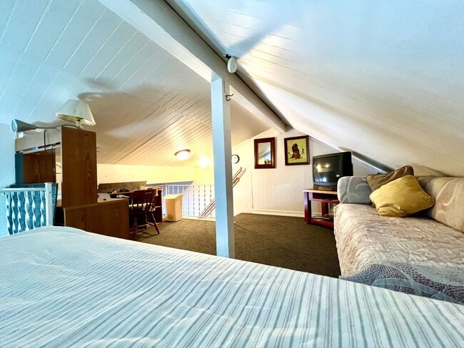 Building Photo - Fully Furnished 1-Bedroom Loft – Sierra Ma...