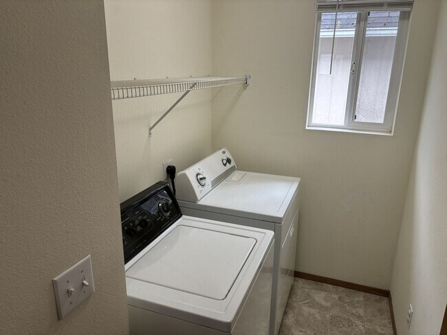 Building Photo - Stunning 3-Bedroom Home in Puyallup's Silver Pointe For Rent!