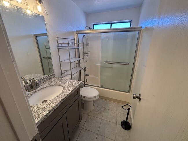 Building Photo - Charming Updated Condominium for Rent in S...