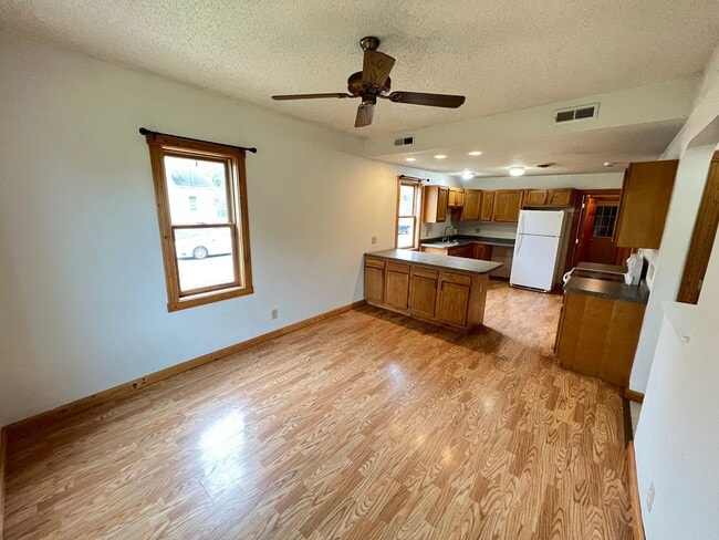 Building Photo - Spacious 3bd/2ba - AVAILABLE NOVEMBER!