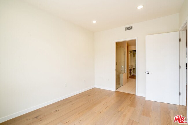 Building Photo - 105 S Mariposa Ave