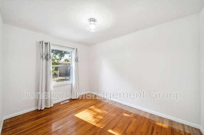 Building Photo - 1414 S Sandusky Ave