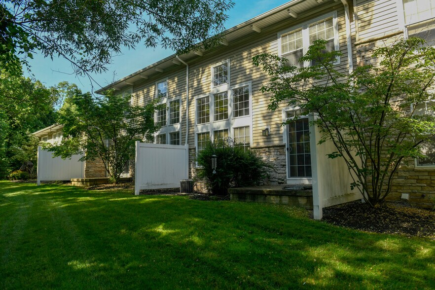 Building Photo - 5845 Crescent Ridge Dr