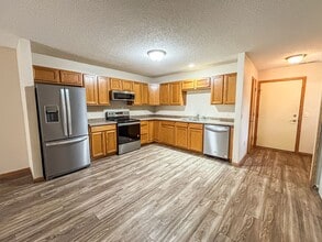 Building Photo - 2 Bedroom Town Home