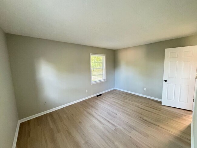 Building Photo - 105 Aster Pl