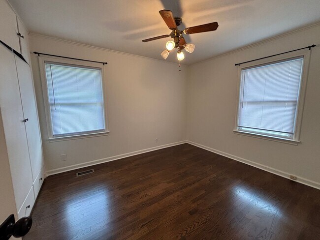 Building Photo - Adorable 3 bed, 1 bath, 1 car midtown bungalow close to the fairground, restaurants and shopping.