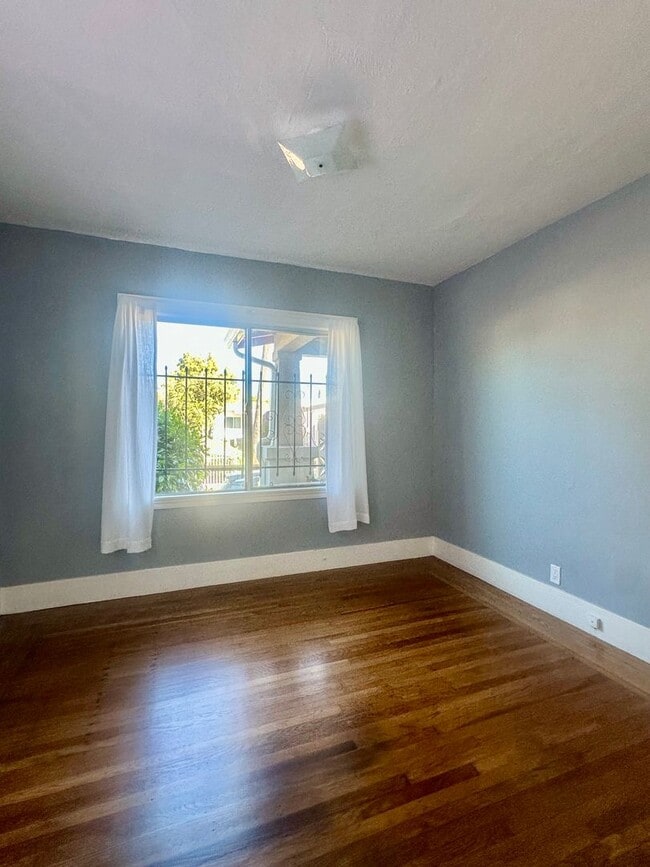Building Photo - Charming single family home available for ...