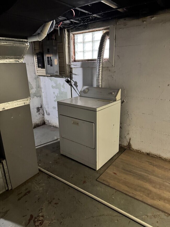 Building Photo - W. Collins Ct., 210 1/2