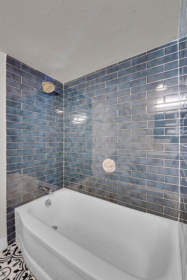 Building Photo - $1,950, 2-bed, 1-bath located in Denver wi...