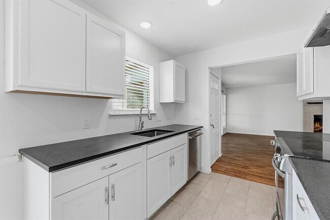 Building Photo - 2106 Lamplight Village Cir
