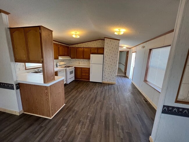 Building Photo - 2 Bedroom 2 Bath Updated Mobile Home in Cliffview Mobile Home Park. Very well kept-up area.