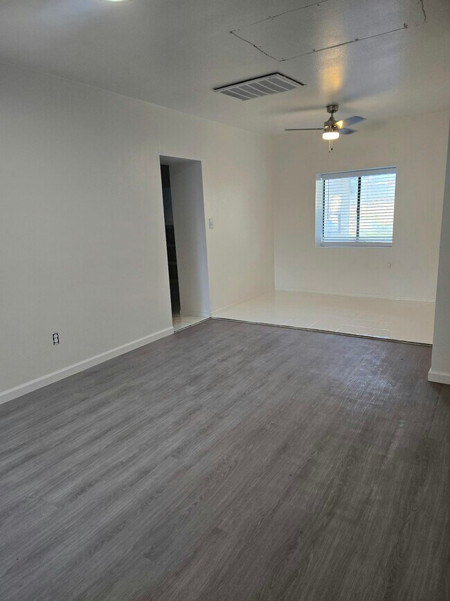 Building Photo - 300 S 5th St