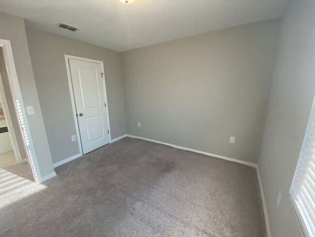 Building Photo - 3 Bedroom 2.5 Bath Townhouse in Davenport ...