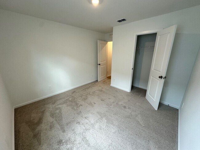Building Photo - 515 Artemis St