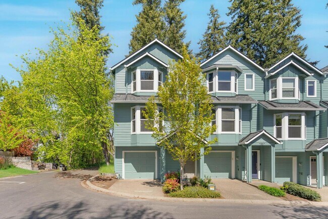 Building Photo - Bright, spacious 3-bdrm/2.5 bath Tigard townhome. Fireplace, balcony, 2-car garage, W/D