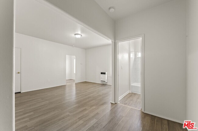 Building Photo - 842 W 83rd St