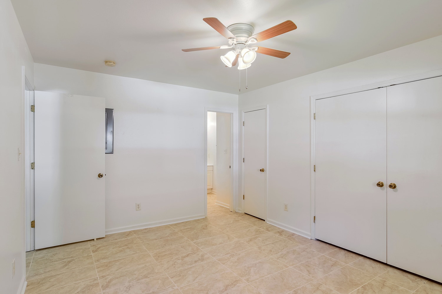 Closets - 1050 Cousin St